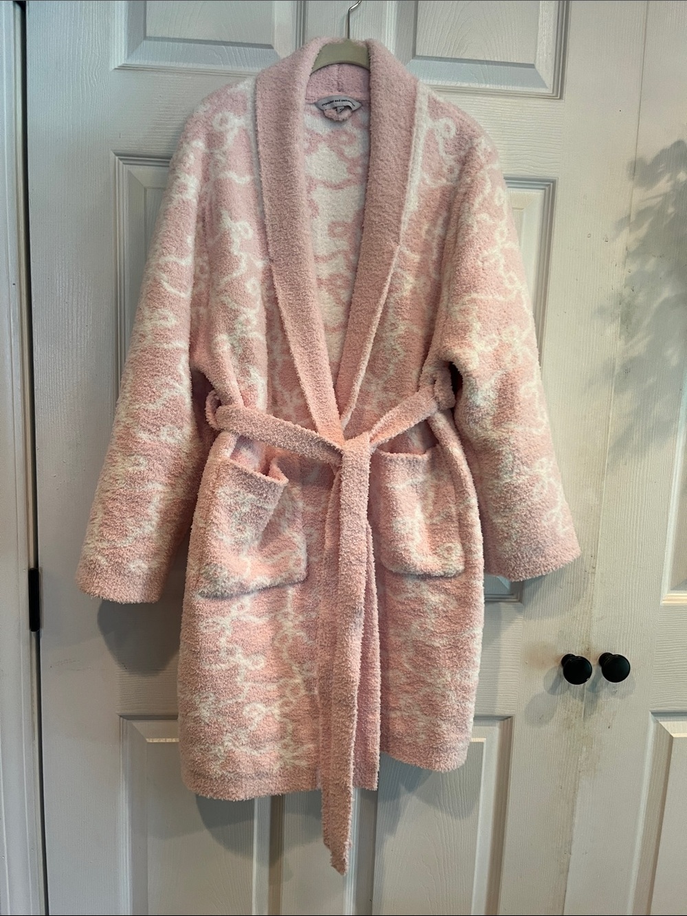 cupcakes & cashmere Pink & White Plush Shawl-Collar Robe with Bow Print